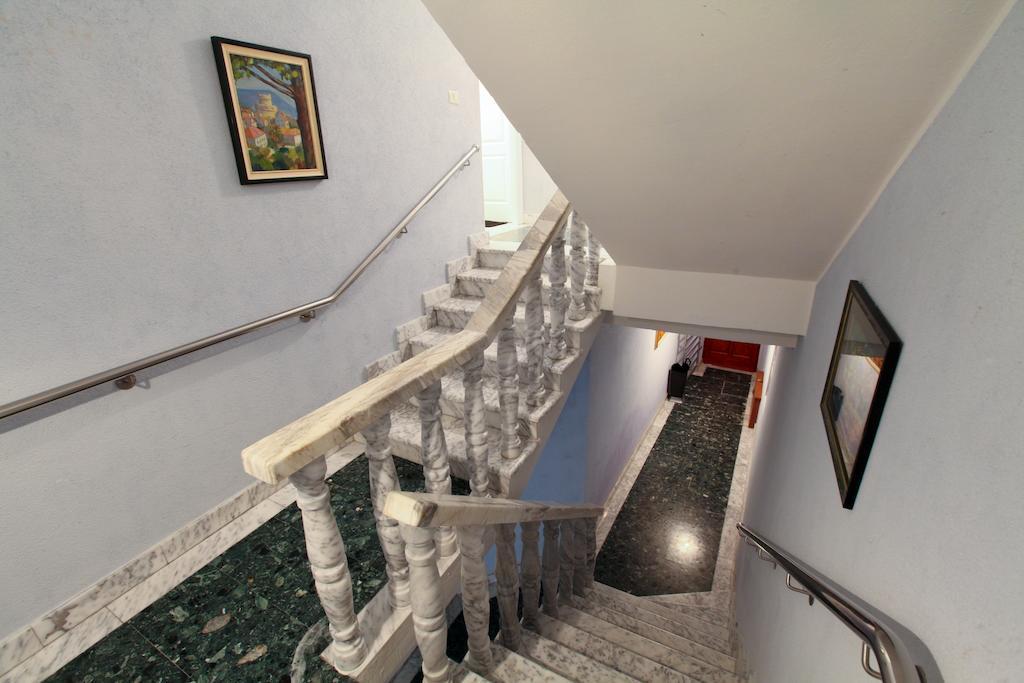 Apartments Antons Pula Bagian luar foto